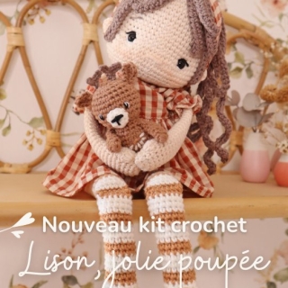 L i s o n

Plongez dans le charme des doux souvenirs d’été avec ce kit au crochet pour réaliser Lison, la jolie poupée. 
Avec sa robe vichy aux teintes chaleureuses, son turban assorti et ses longs cheveux, Lison aime flâner parmi les fleurs, et profiter des journées ensoleillées.
Elle est toujours accompagnée de son tendre doudou qu’elle serre contre elle.

Je l'adore ❣
Et vous ? 

>> Kit crochet DIY "Lison, jolie poupée" disponible demain : jeudi 2 juillet à 19h

#pensebonheur #crochet #instacrochet #amigurumidoll #crochetdoll